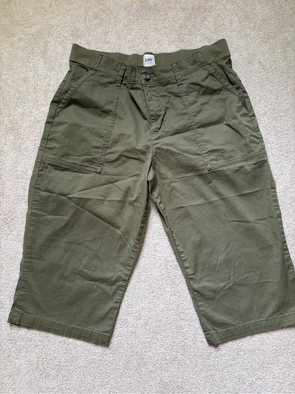 Lee women capri pants Olive color size 14 medium great condition